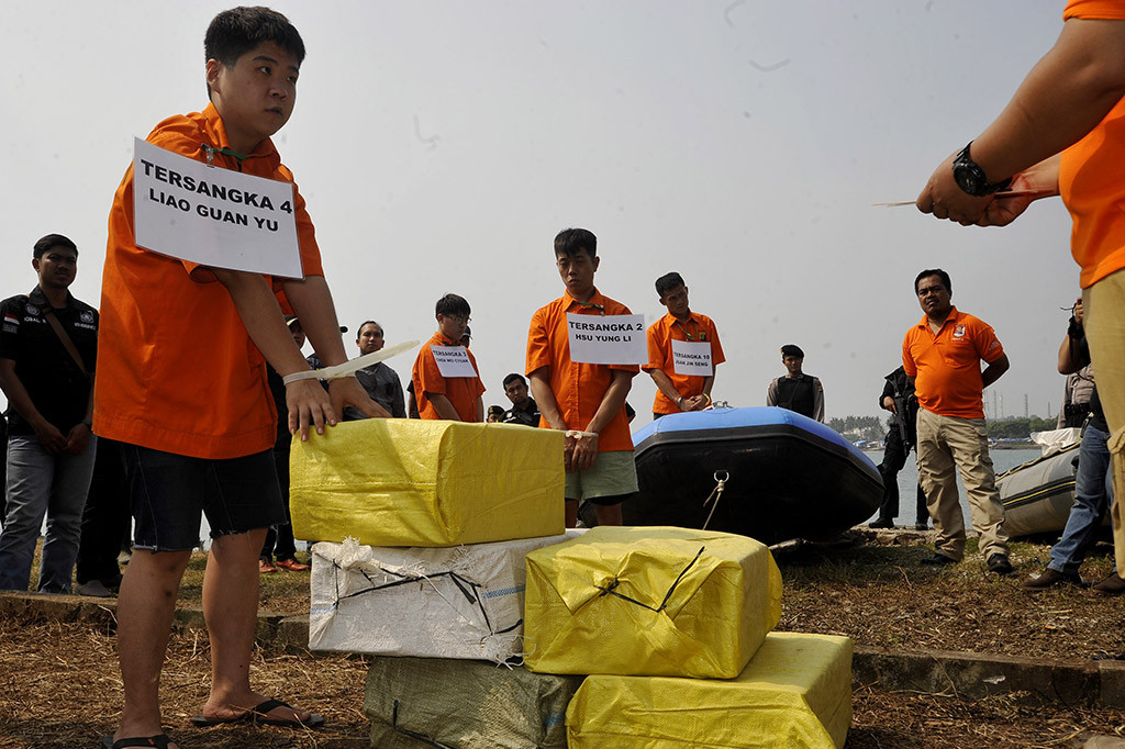 Polisi menggelar rekonstruksi kasus 1 ton sabu di eks Hotel Mandalika, Anyer, Kabupaten Serang, Banten. 26 adegan diperagakan dalam rekonstruksi tersebut. Adegan itu dimulai dengan para tersangka melakukan survei tempat di dermaga eks Hotel Mandalika dan mengecek kondisi lapangan.