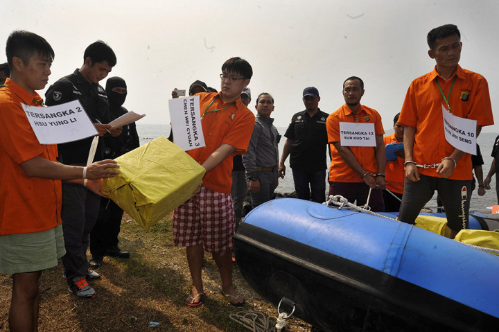 Dari 26 adegan rekonstruksi tergambar para tersangka menyelundupkan 1 ton sabu dari Taiwan melalui celah perbatasan Myanmar dan Filipina dengan perencanaan matang selama sebulan sebelumnya dimulai dengan survei memilih 4 titik dermaga tersembunyi, mempelajari aktivitas pengamanan pantai, hingga langkah-langkah pengamanan dan pemindahan sabu ke Jakarta. 