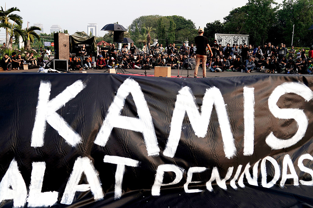 Anggota Jaringan Solidaritas Korban untuk Keadilan mengikuti aksi Kamisan ke-502 di seberang Istana Merdeka, Jakarta.