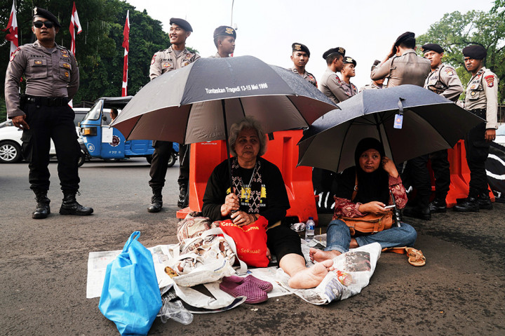 Dalam aksinya mereka meminta pemerintah serius untuk menyelesaikan kasus pelanggaran HAM berat pada masa lalu.