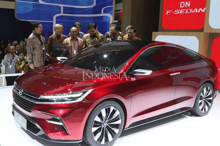 Menteri Perindustrian Airlangga Hartarto (tengah), Vice President Director PT Astra Daihatsu Motor Sudirman MR (tiga kiri), President of Daihatsu Motor Company Japan Soichiro Okudaira (dua kiri), Chief Executive PT Astra International - Daihatsu Sales Operation Djony Bunarto Tjondro (kanan), beserta jajaran melihat mobil konsep Daihatsu DN F-Sedan yang dipamerkan di GIIAS 2017 di ICE-BSD City, Tangerang, Kamis (10/8/2017). 