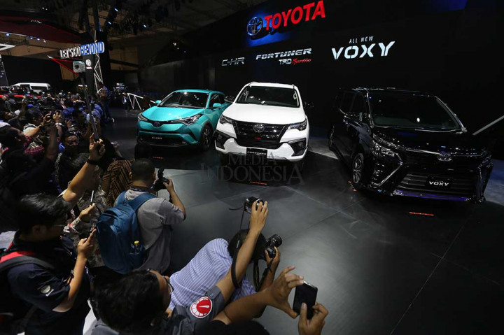(Dari kiri) Mobil C-HR Hybrid, New Fortuner TRD, All New Voxy, diperkenalkan di GIIAS 2017.