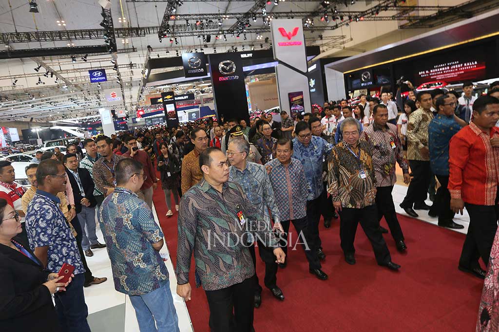 Wakil Prediden Jusuf Kalla didampingi pejabat terkait mengunjungi pameran Gaikindo Indonesia International Auto Show (GIIAS) 2017, di Indonesia Convention and Exhibition (ICE), BSD, Tangerang Selatan, Jumat (11/8/2017).