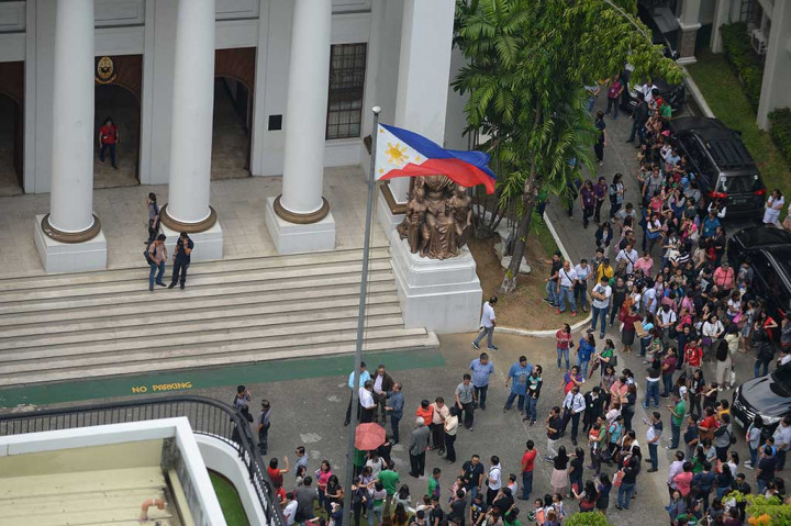 Puluhan warga berhamburan keluar gedung pascagempa mengguncang Manila, Jumat. Gempa menyebabkan bangunan di Manila dan daerah-daerah sekitarnya bergoyang.