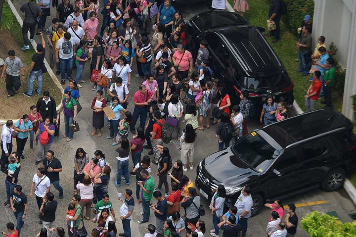 Pusat gempa berjarak 16 kilometer barat daya kota resor Provinsi Batangas, Nasugbu, yang berjarak sekitar 65 kilometer barat daya Manila. 