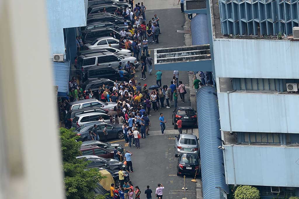 Institut Vulkanologi dan Seismologi Filipina menyatakan diperkirakan tidak ada kerusakan akibat gempa berkekuatan 6,2 pada skala Richter di kedalaman 170 kilometer tersebut.