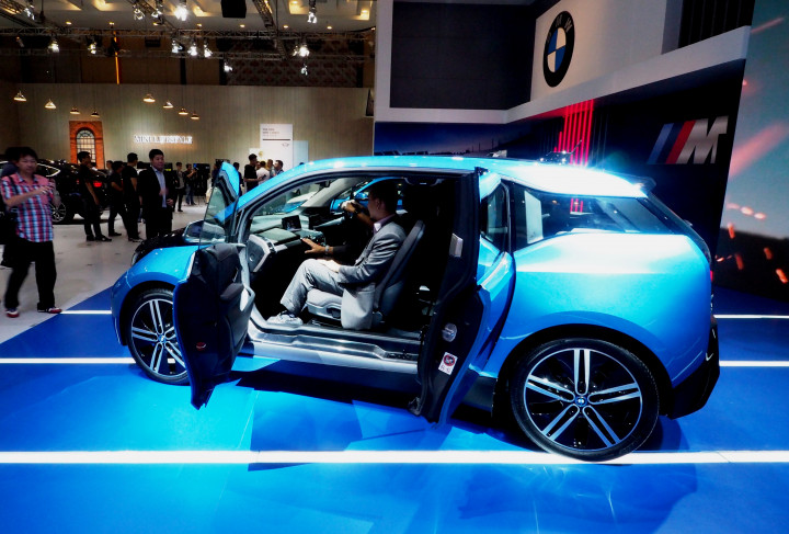 Bukaan pintu model suicede yang tidak lazim untuk Indonesia. Suicide door membuat akses untuk penumpang belakang lebih leluasa yang punya leg-room relatif sempit.