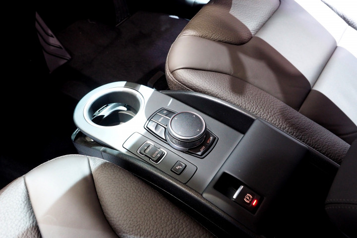 Hanya ada mode D-N-R di tuas persnelingnya. Sedangkan untuk P justru ada di konsol tengah, sepertinya menggantikan tuas rem tangan. 