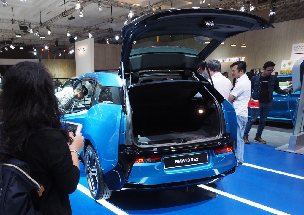 Kapasitas bagasinya lumayan besar. Sandaran kursi belakang dapat dilipat rata dengan lantai yang membuat daya angkut melonjak lebih dari dua kali lipat.