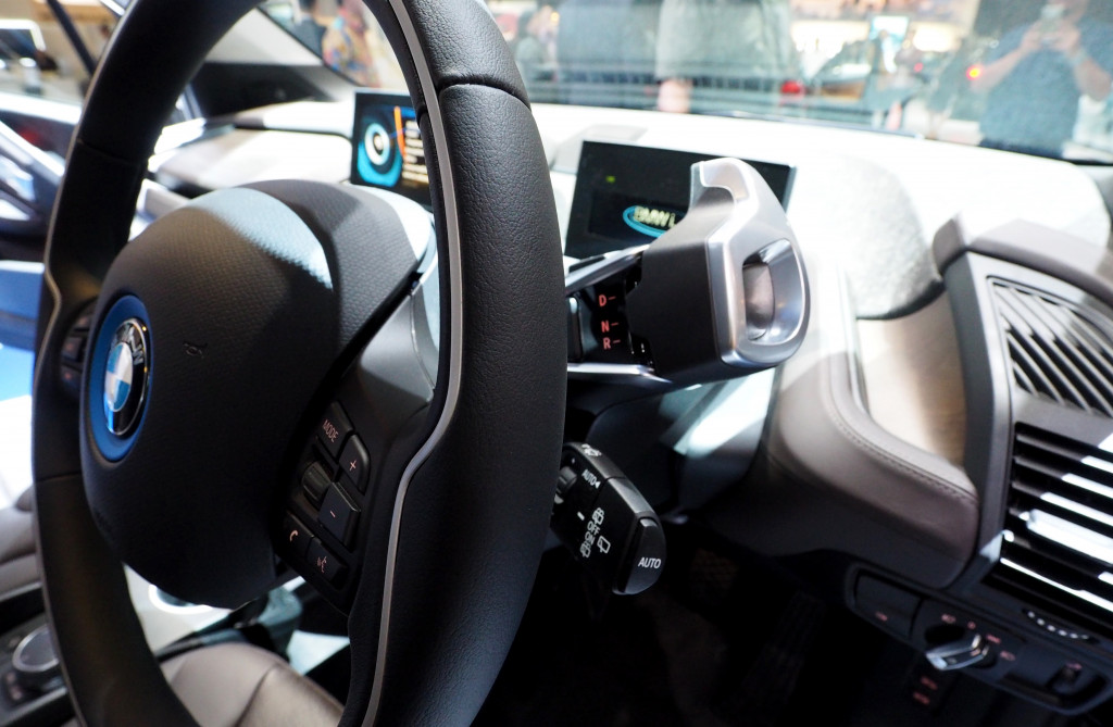 Tuas persneling matic-nya ada di kanan belakang lingkar kemudinya yang penuh tombol. Jangan sampai keliru dengan tuas wiper dan sein.