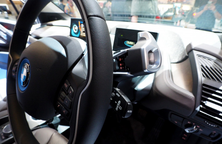 Tuas persneling matic-nya ada di kanan belakang lingkar kemudinya yang penuh tombol. Jangan sampai keliru dengan tuas wiper dan sein.