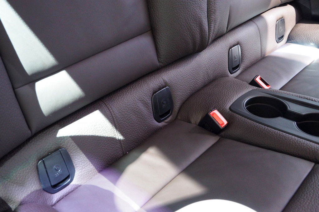 Deretan kotak kecil di ujung bawah sandaran kursi belakang adalah pengakit untuk mengunci tempat duduk bayi dan balita.