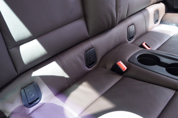 Deretan kotak kecil di ujung bawah sandaran kursi belakang adalah pengakit untuk mengunci tempat duduk bayi dan balita.