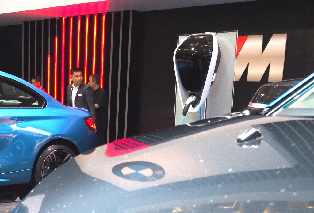 Kepanjangan kode REx adalah Range Extender, sebab daya jelajahnya memang lebih panjang dibanding i3. Berkat upgdare baterinya, untuk sekali pengisian penuh dapat menempuh jarak 100 miles dari nya yang semula 83 miles. 