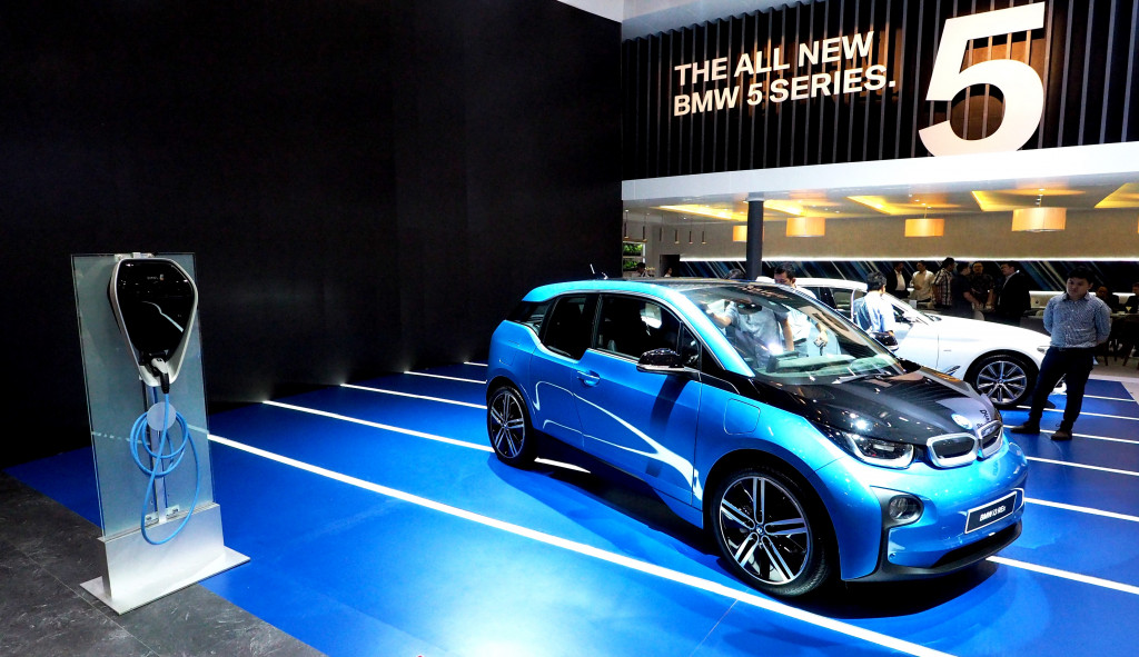 Sosok BMW i3 REx sepenuhnya dibuat dari material hasil daur ulang dan sepenuhnya ditenagai motor listrik.