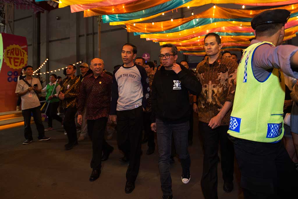 Presiden Joko Widodo (kedua kiri) didampingi Kepala Staf Kepresidenan Teten Masduki (kiri) tiba untuk menonton konser We The Fest 2017 di JIExpo, Jakarta, Jumat (11/8/2017) malam. Jokowi tampil kasual dengan mengenakan kaus bertuliskan We The Fest.