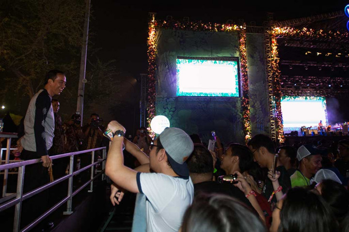 Presiden menyapa para penonton konser We The Fest.