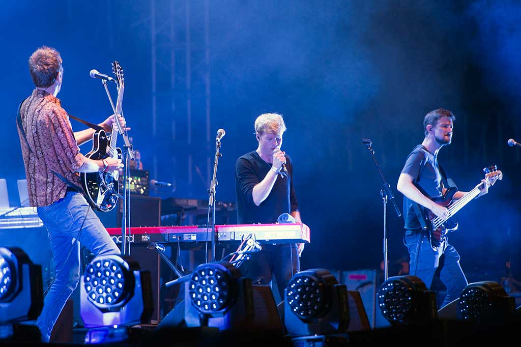 Band Kodaline tampil di atas panggung menghibur penggemar.