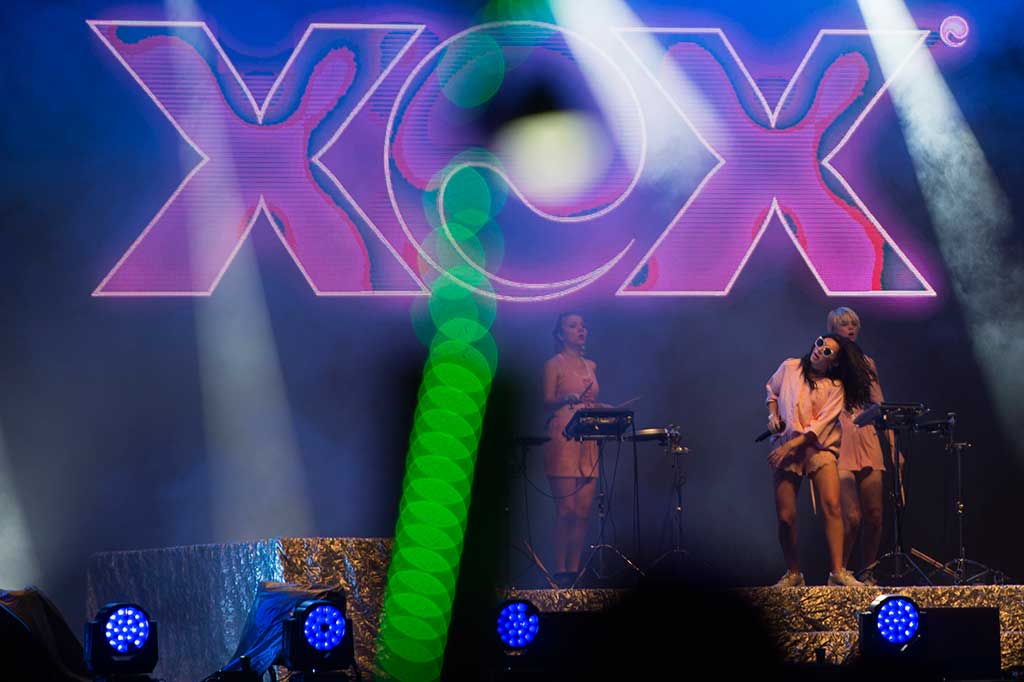 Penampilan penyanyi Inggris, Charli XCX, pada konser We The Fest.