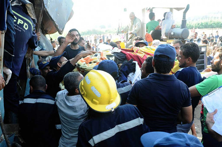 Petugas dibantu relawan mengevakuasi korban kecelakaan.