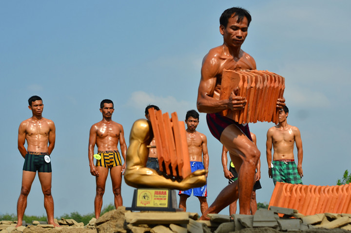 Sejumlah binaragawan dari pekerja kuli pabrik genteng atau jebor memperlihatkan otot mereka di depan juri.