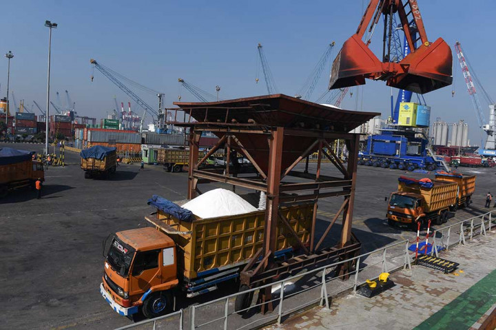 Garam impor dari Australia tersebut akan diturunkan dan disimpan terlebih dahulu di gudang PT Garam yang ada di wilayah Surabaya, kemudian baru didistribusikan secara berangsur-angsur.