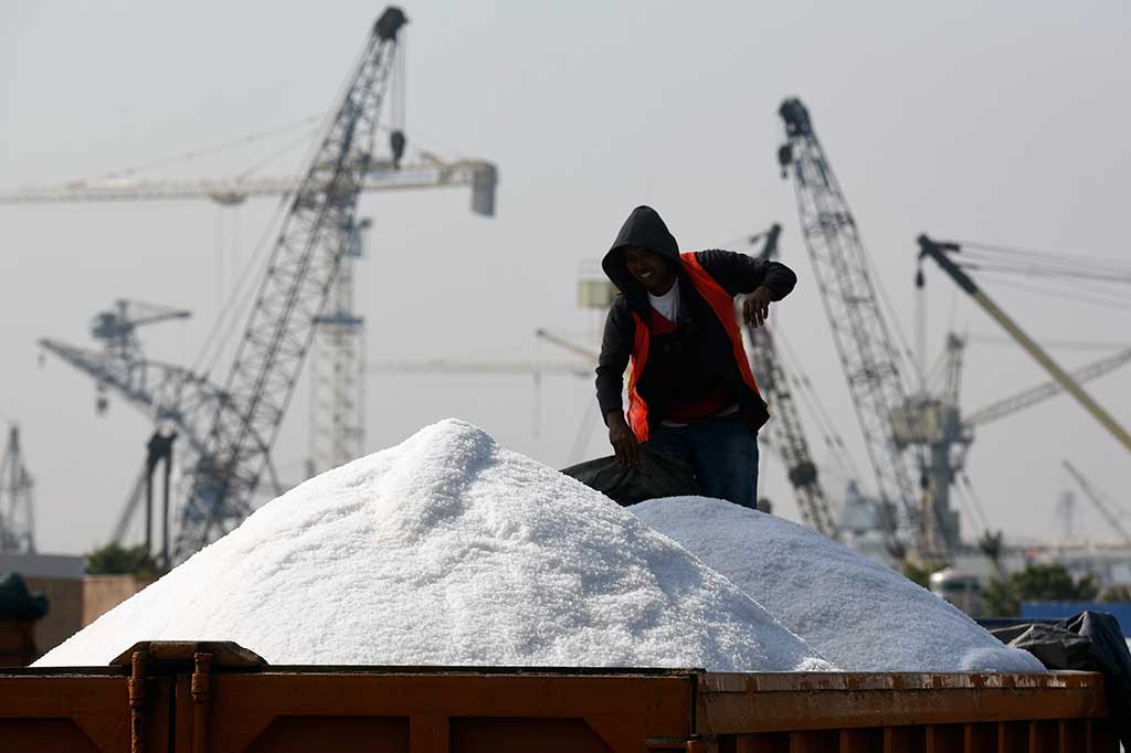 Rencananya garam tersebut disebar ke sejumlah industri kecil menengah (IKM) di tiga wilayah yakni Jawa Timur, Jawa Tengah dan Kalimantan Barat. 