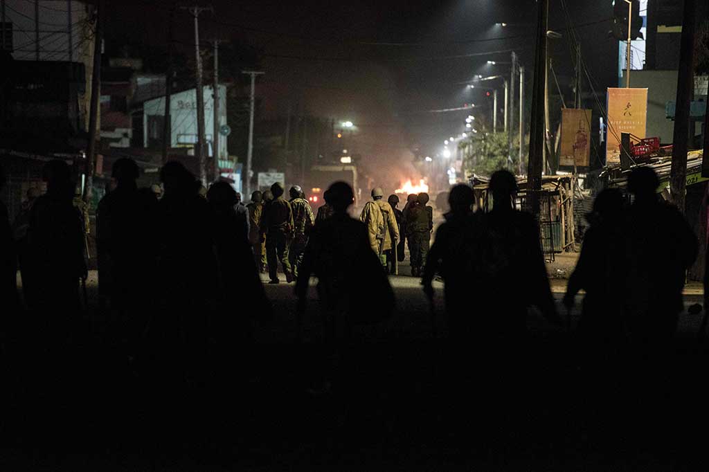 Suara tembakan senjata dan teriakan para pengunjuk rasa terdengar di Kisumu, kota yang merupakan benteng kalangan oposisi, serta di daerah-daerah pemukiman Nairobi. 