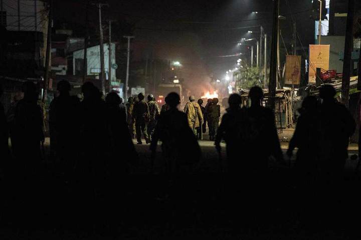 Suara tembakan senjata dan teriakan para pengunjuk rasa terdengar di Kisumu, kota yang merupakan benteng kalangan oposisi, serta di daerah-daerah pemukiman Nairobi. 