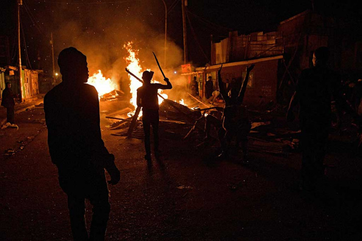 Di lokasi-lokasi itu, warga turun ke jalan untuk menyatakan kemarahan mereka. 