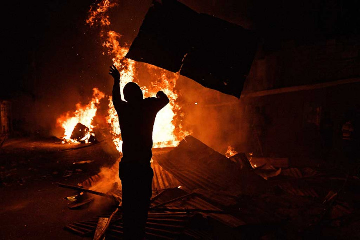 Warga melampiaskan kemarahan mereka dengan membakar apa saja yang mereka temui di jalan.