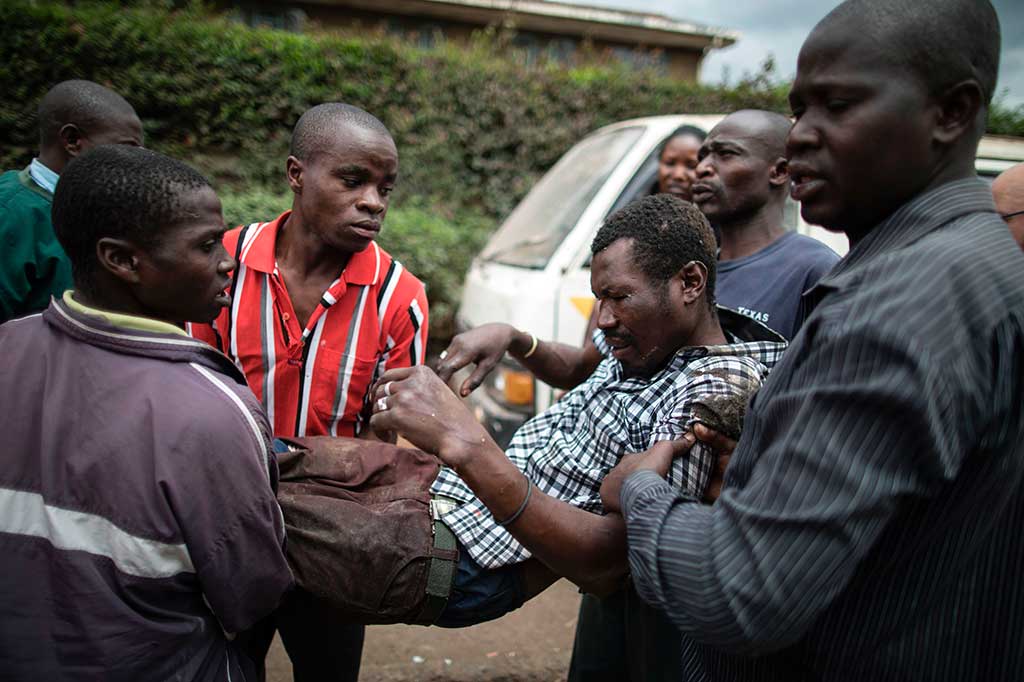 Informasi terakhir, sedikitnya dua orang tewas akibat terkena tembakan aparat sementara lima lainnya terluka dalam kerusuhan tersebut.