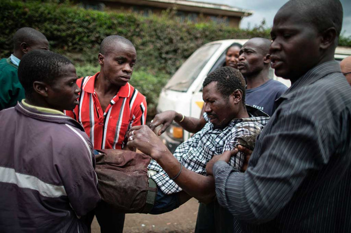 Informasi terakhir, sedikitnya dua orang tewas akibat terkena tembakan aparat sementara lima lainnya terluka dalam kerusuhan tersebut.