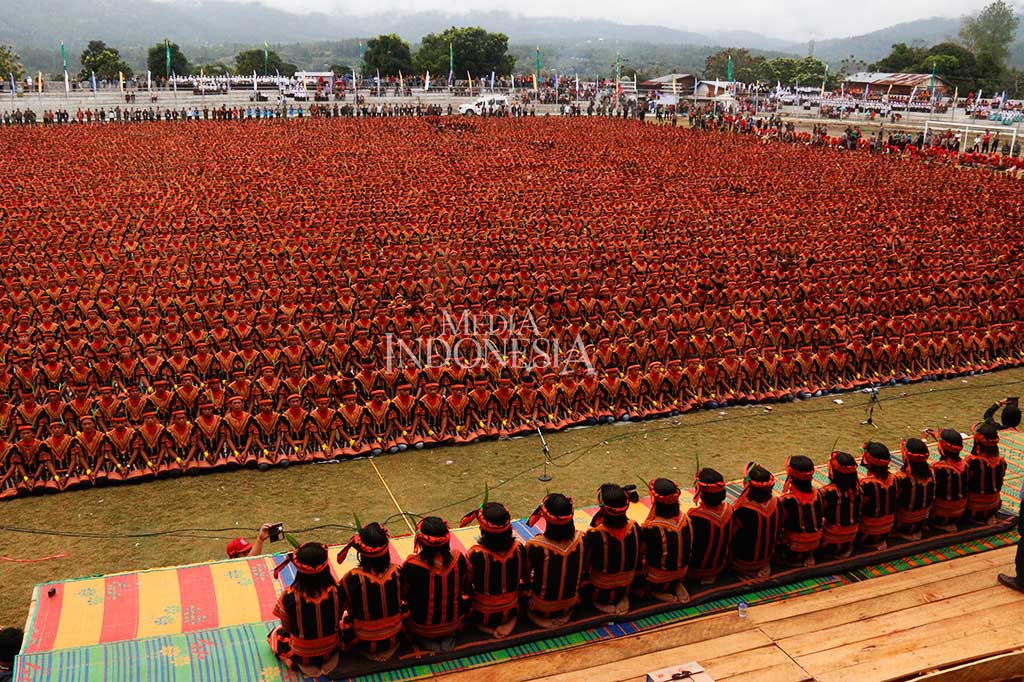 Warga dari berbagai komponen masyarakat, PNS, anggota TNI/Polri, pelajar bersiap-siap menampilkan tarian tradisional Saman saat geladi di Stadion Seribu Bukit, Kabupaten Gayo Lues, Aceh, Sabtu (12/8/2017).