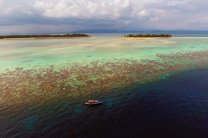 Foto aerial Pulau Dodola di Morotai, Maluku Utara. Destinasi wisata tersebut masih terjaga keasriannya karena belum banyak tersentuh tangan manusia.