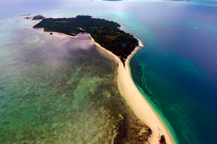 Hamparan pasir putih berkilauan dipadu jernihnya air laut yang berwarna biru menciptakan panorama yang indah dan menawan.