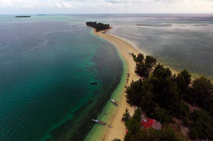 Hamparan pasir putih akan menghubungkan Pulau Dodola Besar dan Dodola Kecil saat air laut surut. Hal ini menjadi keunikan tersendiri saat anda berkunjung ke Pulau Dodola.