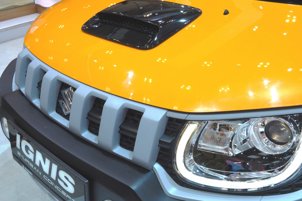 Gril ala Hummer dan scoop di atas kap mesin adalah add-on. Bahannya dari fiber dan cukup dilekatkan dengan double tape yang kuat. 