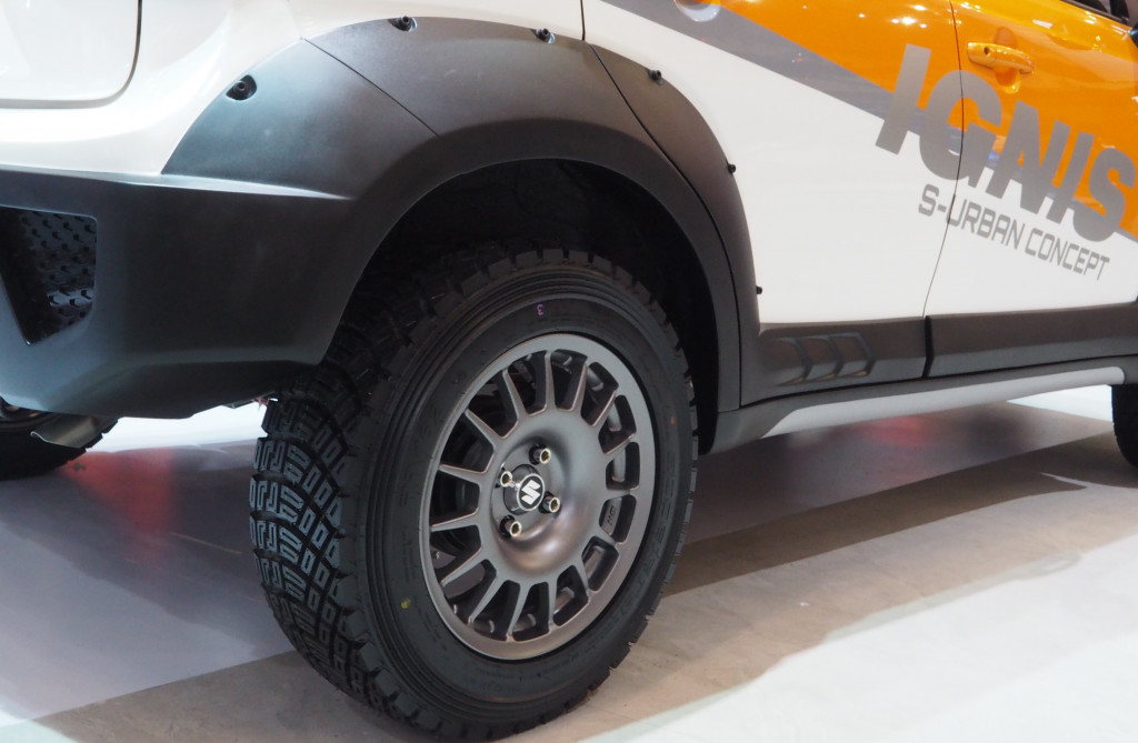 Overfender lebar, velg Compomotive model piring dipadu ban pacul profil tebal mempertegas kesan macho. Bban berprofil tebal otomatis mendongkrak ground clearance. Jangan lupa tambahkan mudflap ya. 