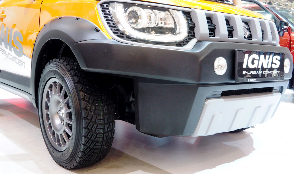 Penggunaan bumper dengan skid plate custom membuat karakter fasad Ignis yang manis berubah menjadi bengis. 