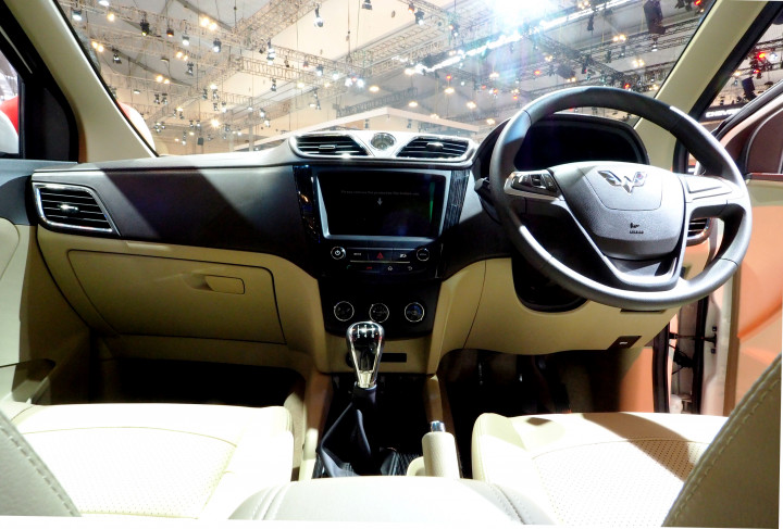 Dashboard relatif 'sepi' dari tombol pengatur fungsi. Bulatan di atas monitor layar sentuh 8