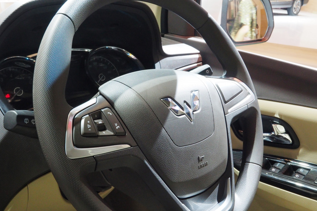 Lingkar kemudi yang bisa diatur ketinggiannya cukup nyaman digenggam. Ada tuas aktivasi fitur speaker phone terhubung dengan bluethooth di sisi kiri. Tidak ada airbag bagi penumpang di sambing pengemudi.