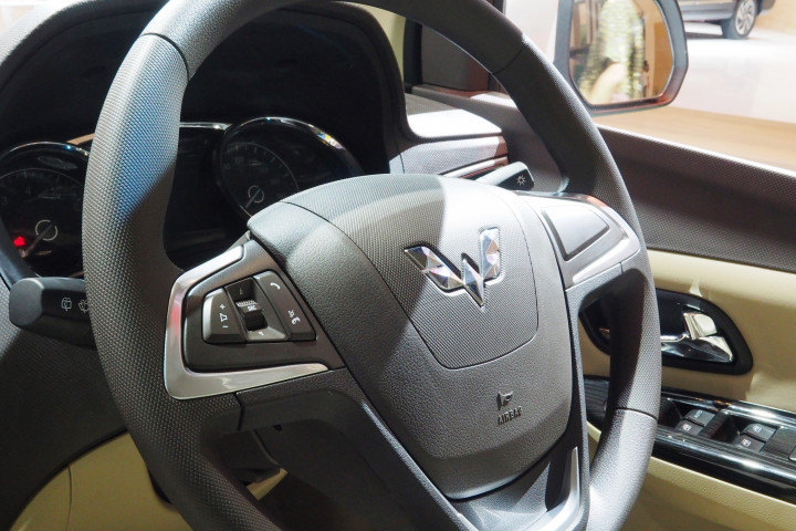 Lingkar kemudi yang bisa diatur ketinggiannya cukup nyaman digenggam. Ada tuas aktivasi fitur speaker phone terhubung dengan bluethooth di sisi kiri. Tidak ada airbag bagi penumpang di sambing pengemudi.