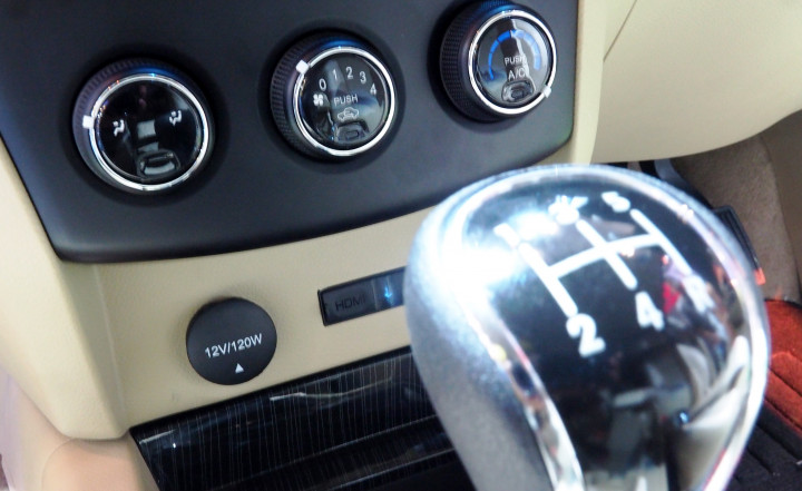 Di bawah tiga kenop yang semuanya untuk mengatur AC terasa jadul itu terdapat outlet listrik dan USB port. Walau merupakan varian tertinggi, Wuling tak membekali Confero S dengan transmisi matic. Peluang bagi Avanza-Xenia matic.