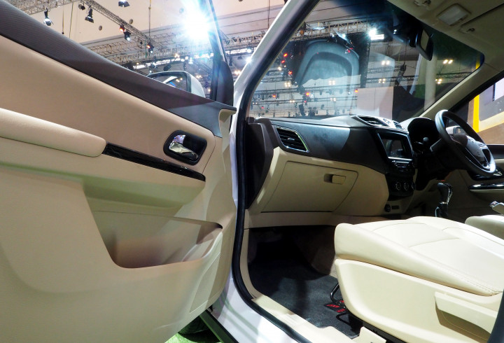 Doortrim fungsional dengan speaker di ujung bawahnya. Desain ini pula yang dianut hampir semua small MPV.