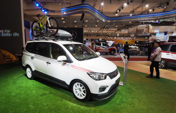 Confero S merupakan varian tertinggi dari seri Confero yang Wuling pasarkan di Indonesia. Velg ala rally look, cross bar dan roof rack tersebut bukan fitur standar bawaan.