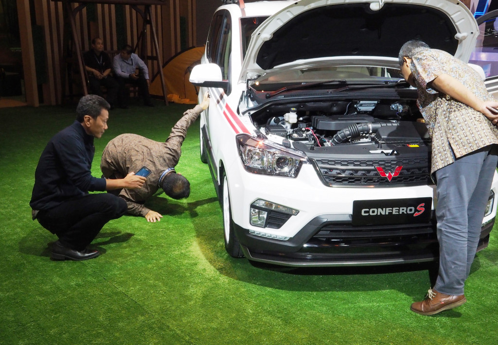 Wuling Confero S menganut sistem penggerak roda depan. Karena tidak ada bonggol gardan di belakang, kapasitas bagasi menjadi lebih besar dibanding Avanza-Xenia.