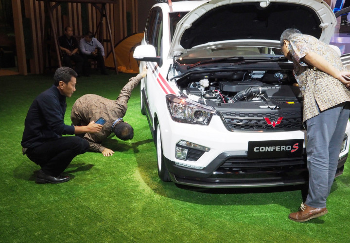Wuling Confero S menganut sistem penggerak roda depan. Karena tidak ada bonggol gardan di belakang, kapasitas bagasi menjadi lebih besar dibanding Avanza-Xenia.