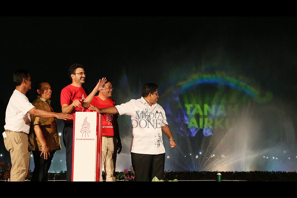 Gubernur DKI Jakarta Djarot Saiful Hidayat meresmikan air mancur menari di Kawasan Monas Timur, Jakarta Pusat, Sabtu (12/8/2017) malam.