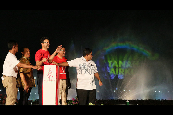 Gubernur DKI Jakarta Djarot Saiful Hidayat meresmikan air mancur menari di Kawasan Monas Timur, Jakarta Pusat, Sabtu (12/8/2017) malam.